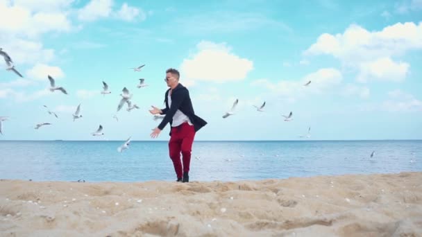 Чоловік танцює біля моря — стокове відео