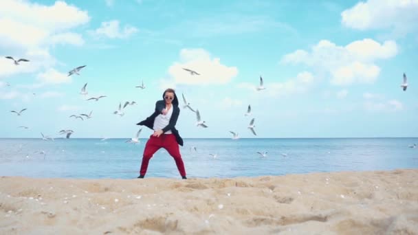 Homem dança perto do mar — Vídeo de Stock