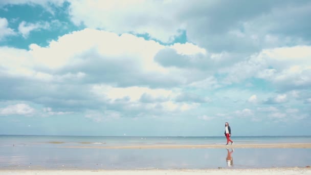 Jeune homme marche près de la mer — Video