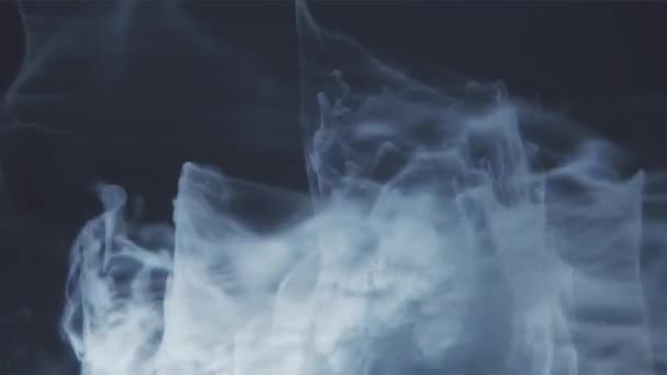 Résumé Couleur de l'encre qui coule dans l'eau 