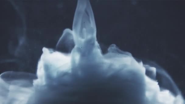Abstracte inktkleur stroomt in water — Stockvideo