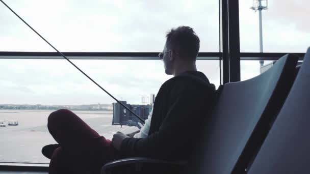 Mann wartet am Flughafen — Stockvideo