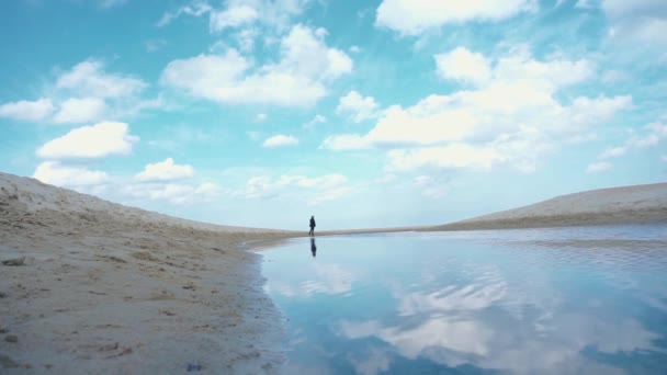 Giovane uomo cammina vicino al fiume — Video Stock