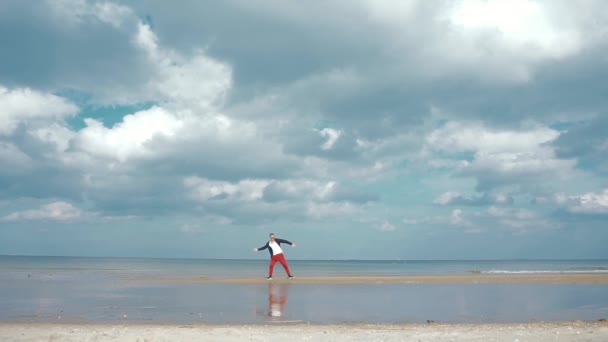 Młody człowiek idzie w pobliżu morza — Wideo stockowe