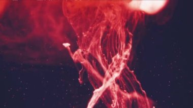 Suda akan soyut kırmızı mürekkep