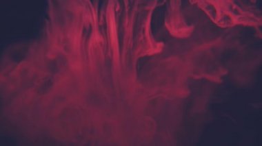 Suda akan soyut kırmızı mürekkep