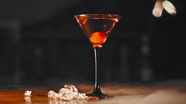 Roter Cocktail mit Kirsche und Rauch — Stockvideo