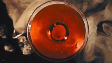 Kirazlı kırmızı kokteyl. Üst görünüm