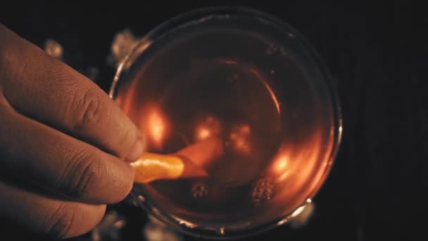Cocktail met sinaasappel. Bovenaanzicht — Stockvideo