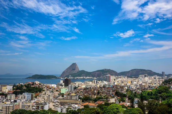 Městské pohled na město Rio de Janeiro s Sugarloaf Mountain — Stock fotografie