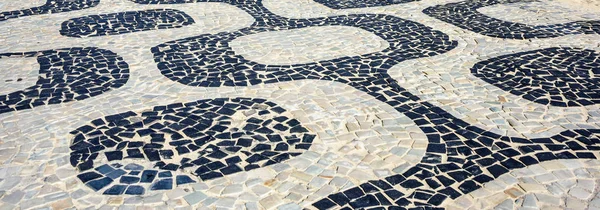 Black and white iconic mosaic at Ipanema Beach Rio de Janeiro - Brazil — Stock Photo, Image