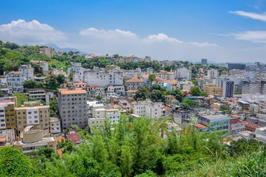 Santa Teresa, Rio de Janeiro yeşil bir alanda görünümünü tipik konut evler