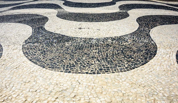 Schwarz-weißes ikonisches Mosaik nach altem Muster am Copacabana-Strand, Rio de Janeiro, Brasilien — Stockfoto