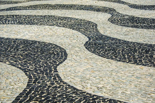 Siyah ve beyaz ikonik mozaik desen Copacabana Plajı, Rio de Janeiro, Brezilya eski tasarım tarafından — Stok fotoğraf