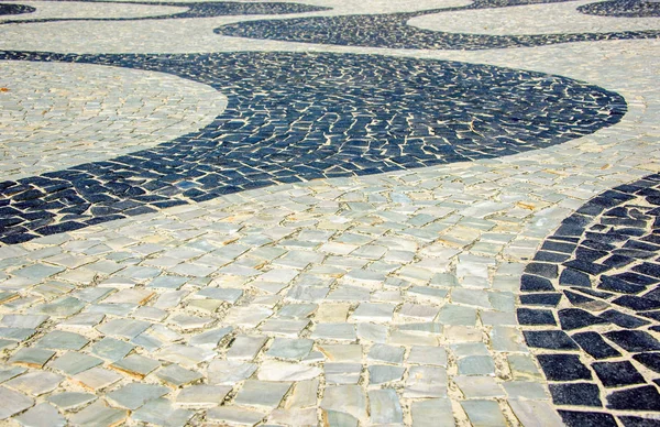 Schwarz-weißes ikonisches Mosaik nach altem Muster am Copacabana-Strand, Rio de Janeiro, Brasilien — Stockfoto