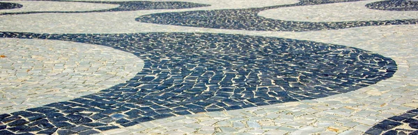 Mosaïque emblématique noir et blanc avec motif ancien à Copacabana Beach, Rio de Janeiro, Brésil — Photo