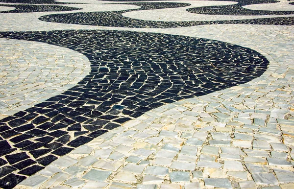 Schwarz-weißes ikonisches Mosaik nach altem Muster am Copacabana-Strand, Rio de Janeiro, Brasilien — Stockfoto