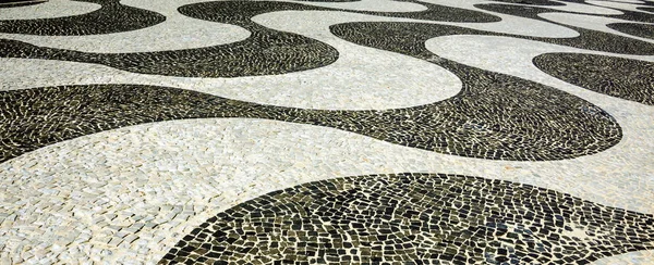 Schwarz-weißes ikonisches Mosaik nach altem Muster am Copacabana-Strand, Rio de Janeiro, Brasilien — Stockfoto