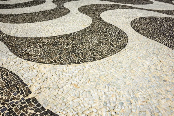 黑色和白色标志性马赛克由旧的设计模式，在巴西里约热内卢科帕卡巴纳海滩 — 图库照片
