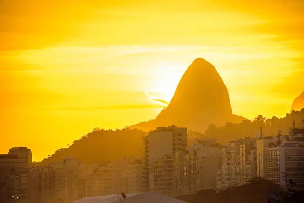 Vista de la montaña Dois Irmaos en el fondo de la puesta de sol de oro desde la playa de Copacabana, Río de Janeiro, Brasil —  Fotos de Stock