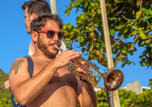 27 November, 2016. Man in sunglasses playing trumpet in the street at Leme district, Rio de Janeiro, Brazil — Stock Photo, Image