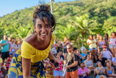 27 Kasım, 2016. Kadın gülüyor ve sokakta Leme bölge, Rio de Janeiro, Brezilya güneşli gün dans sarı bluz