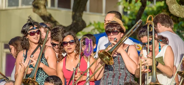 27 noviembre, 2016. Banda de mujeres en gafas de sol tocando el trombón en la calle en el distrito de Leme, Río de Janeiro, Brasil —  Fotos de Stock