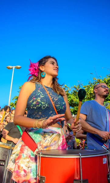 27 de novembro de 2016. Mulher bonita jogando batucada na rua no bairro Leme, Rio de Janeiro, Brasil — Fotografia de Stock