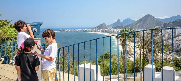 7 septiembre 2016. Niños mirando a través del telescopio a la hermosa vista de la playa de Copacabana, Río de Janeiro, Brasil — Foto de Stock