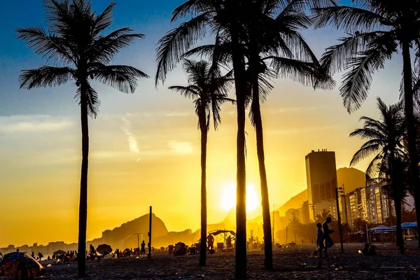 Güzel parlak gün batımı plajda Copacabana, Rio de Janeiro, Brezilya