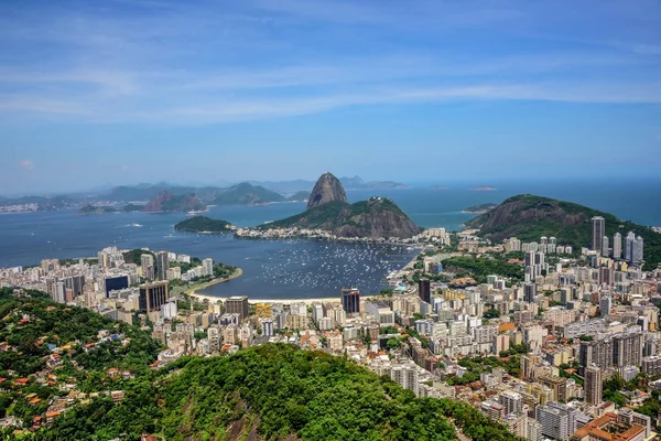 Vista aérea de la montaña Sugarloaf y la bahía de Botafogo, Río de Janeiro, Brasil — Foto de Stock