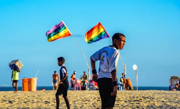 06. prosince 2016. Brazilský kluci hrají fotbal na pláži Copacabana, Rio de Janeiro, Brazílie — Stock fotografie