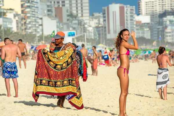 Prodej oděvy brazilské muž a krásná sexy žena v dobrém stavu, při pohledu na fotoaparát na Copacabana Beach — Stock fotografie