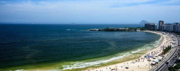 Widok na plażę Copacabana i Forte de Copacabana Hotel, Rio de Janeiro — Zdjęcie stockowe