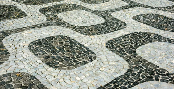 Fekete-fehér ikonikus mozaik, Portugál járda mellett régi tervezési minta Ipanema strandon, Rio de Janeiro — Stock Fotó