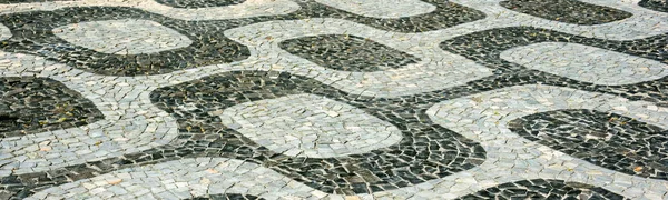 Czarno-białe ikony mozaika, portugalski chodnik przez stary wzór na plaży Ipanema, Rio de Janeiro — Zdjęcie stockowe