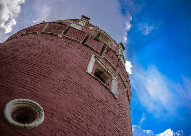 Moskova 'da büyük bir manastır olan Donskoy Manastırı' nın Kuzeybatı Kulesi, Kırım Han Kazy-Girey 'nin işgali tehdidiyle Moskova' nın kurtuluşu anısına 1591 yılında kuruldu.