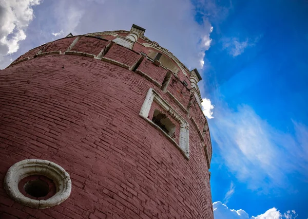 Moskova 'da büyük bir manastır olan Donskoy Manastırı' nın Kuzeybatı Kulesi, Kırım Han Kazy-Girey 'nin işgali tehdidiyle Moskova' nın kurtuluşu anısına 1591 yılında kuruldu.