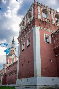 Kuzey duvarı ve kapı kilise Tihvin simge Tanrı'nın annesi Donskoy Manastırı, Moskova, Rusya büyük bir manastır, ilk kule