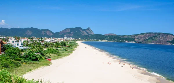 Blick auf den wunderschönen Camboinhas-Strand, Niteroi, Rio de Janeiro — Stockfoto