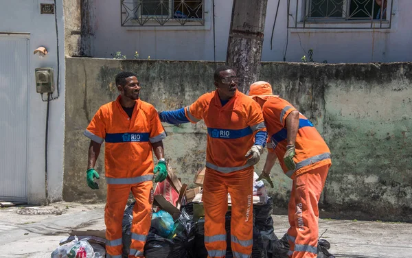 The urban workers from COMLURB, municipal cleaning company, working in the north zone of city — Stock Photo, Image