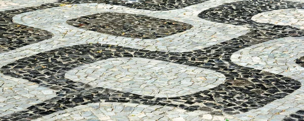 Mosaico icónico en blanco y negro, pavimento portugués con diseño antiguo en la playa de Ipanema, Río de Janeiro — Foto de Stock