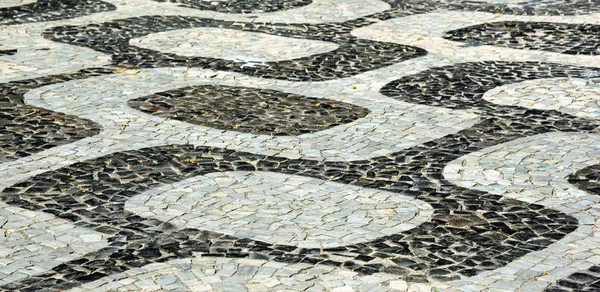 Schwarz-weißes ikonisches Mosaik, portugiesisches Pflaster nach altem Muster am Strand von Ipanema, Rio de Janeiro — Stockfoto