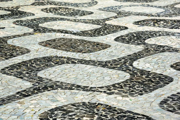 Mosaico icónico em preto e branco, pavimento português à moda antiga na praia de Ipanema, Rio de Janeiro — Fotografia de Stock