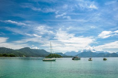Ilha Grande yanında turkuaz suda yüzen tekne, Angra dos Reis