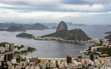 Sugarloaf Dağı, Botafogo Körfezi ve cityscape, Rio de Janeiro içinde yüzen tekne havadan görünümü