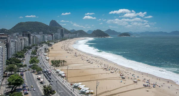 Letecký pohled na pláž Copacabana, Rio de Janeiro Atlantský oceán a Sugarloaf Mountain — Stock fotografie