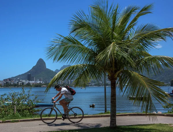 Cyklistu jedoucího slavné cyklistické a běžecké dráhy v rezidenční čtvrti Lagoa — Stock fotografie