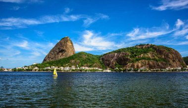 Sarı küçük yelkenli yat, Sugarloaf dağ ve Botafogo Bay, Rio de Janeiro