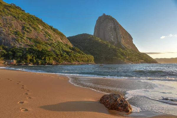 The empty beach Praia Vermelha and Sugarloaf mountain on the background — Stock Photo, Image